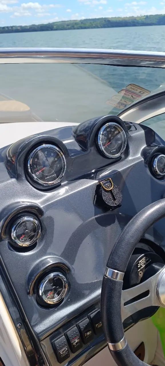 Lancha ano 2017 cabinada 23 pés rabeta bravo3 250 hp - Foto 10
