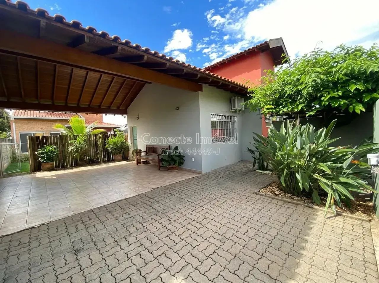 Casa ampla com suíte, espaço versátil e quintal em localização privilegiada, próxima a com
