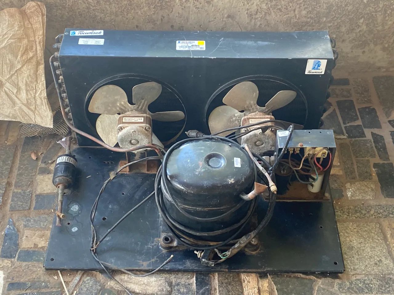 Unidade condensadora com compressor de câmara fria 
