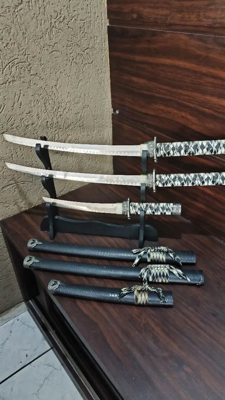 Kit Trio de Espadas Samurai Katana Decorativa com Suporte de Mesa - Foto 5