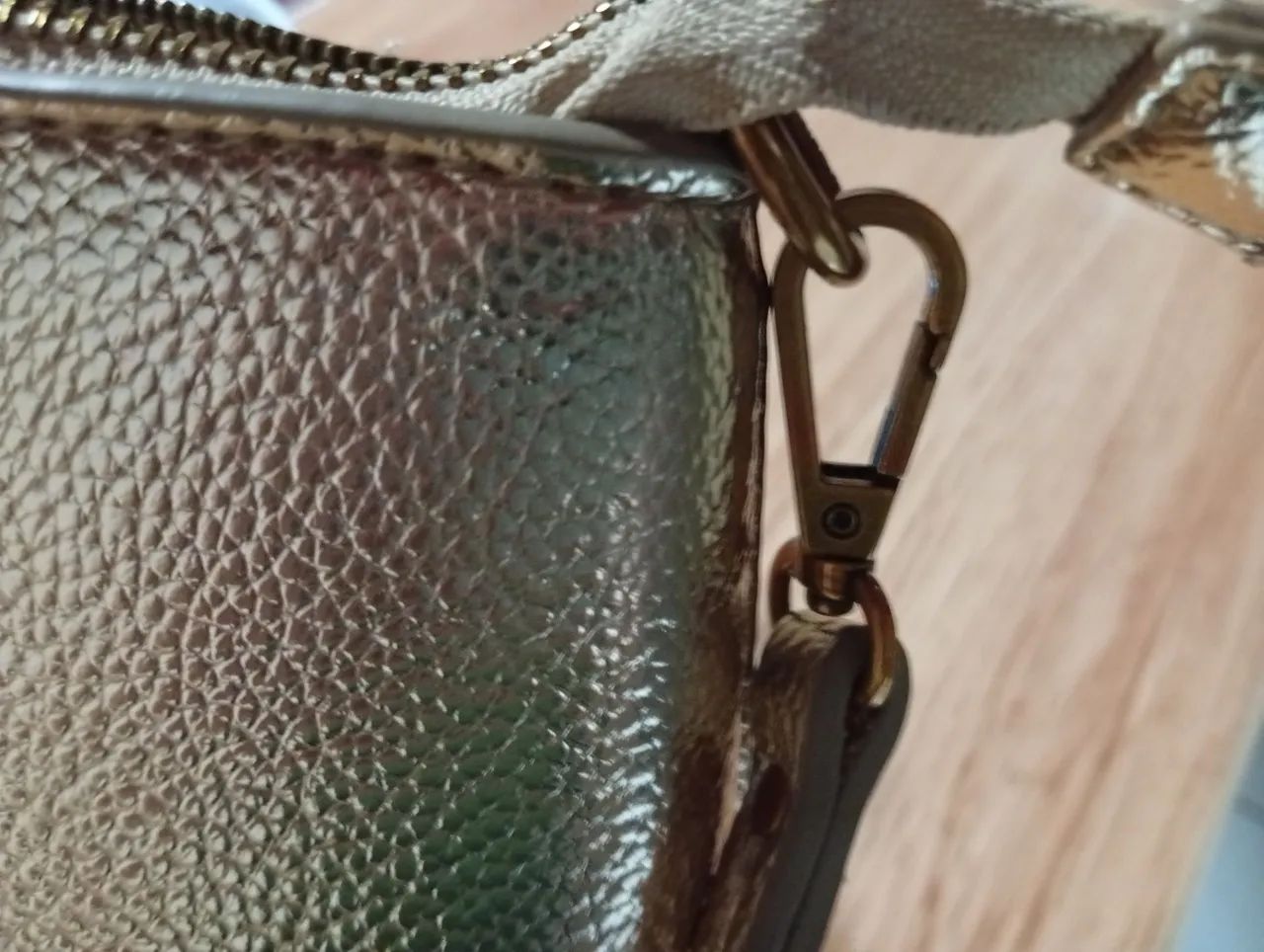 Bolsa Santa Lolla dourada - Foto 4