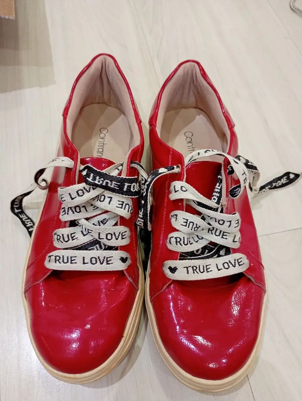 Tênis vermelho contramão 