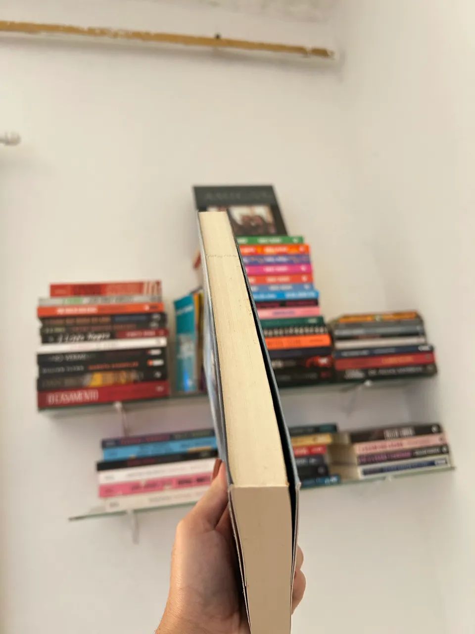 Livro Estilhaça-me  - Foto 2