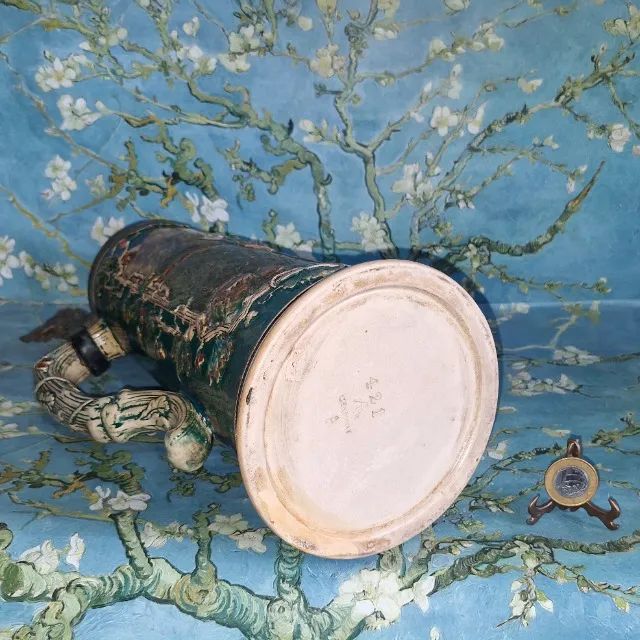 Tankard 40 cm, antigo trazido da Alemanha, tampa articulada de estanho em estilo gótico  - Foto 6