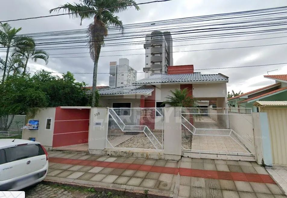 Casa à venda com espaço gourmet e churrasqueira