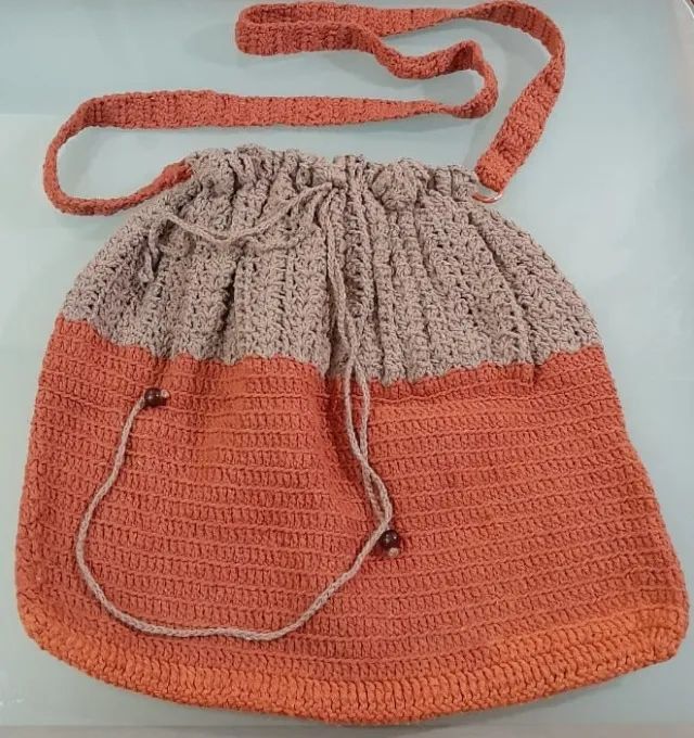 Bolsa de crochê em tons terrosos