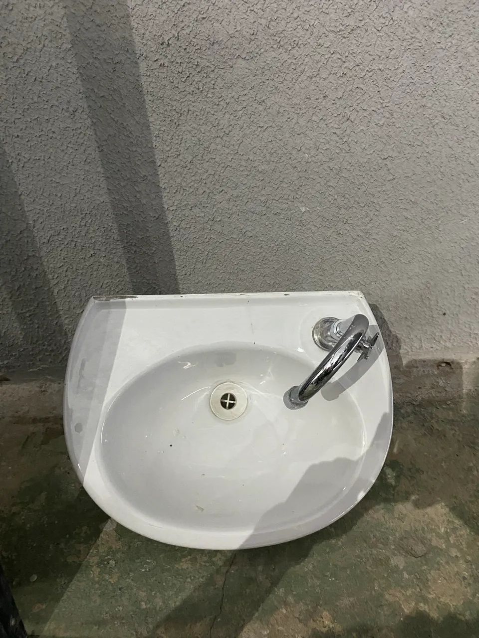 Pia com torneira e coluna  - Foto 2