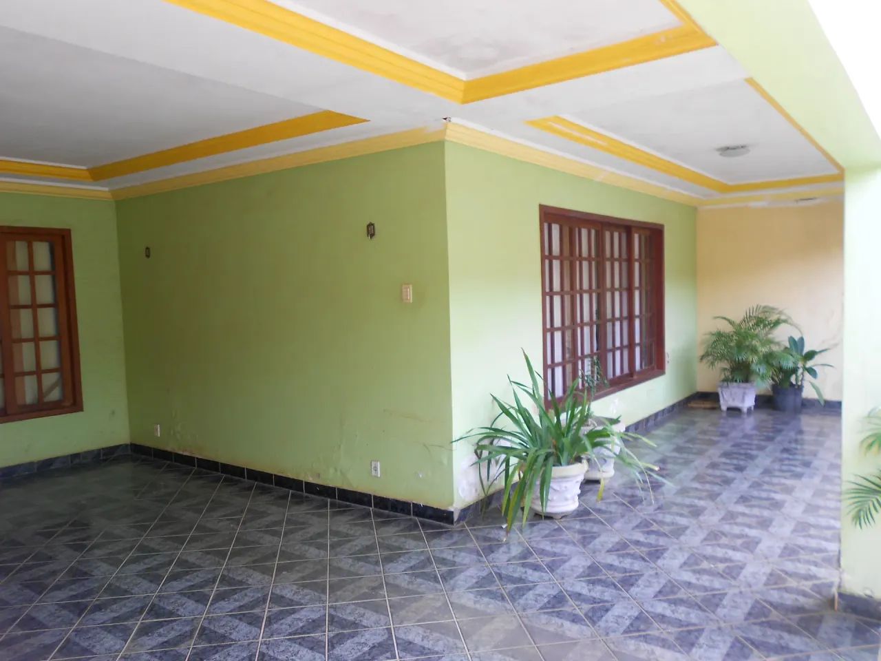 AMPLA CASA TÉRREA COM 04 SUÍTES E PISCINA. - Foto 4