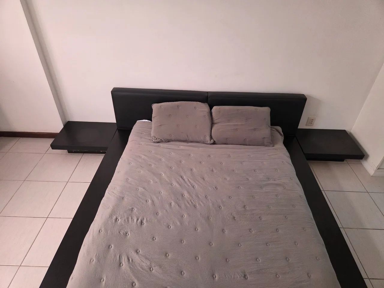 ? Cama Queen com Criados-Mudos ? R$ 500<br>