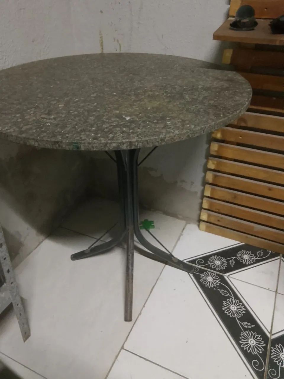 Mesa de mármore, bastante conservada! troco em caldeiras.