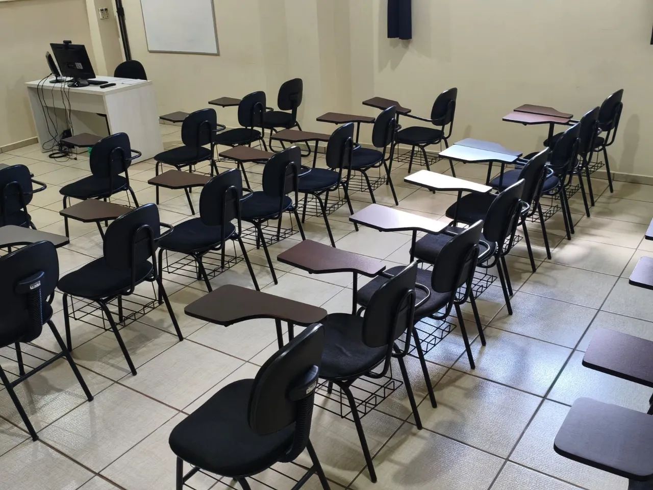 Cadeiras universitária em ótimo estado