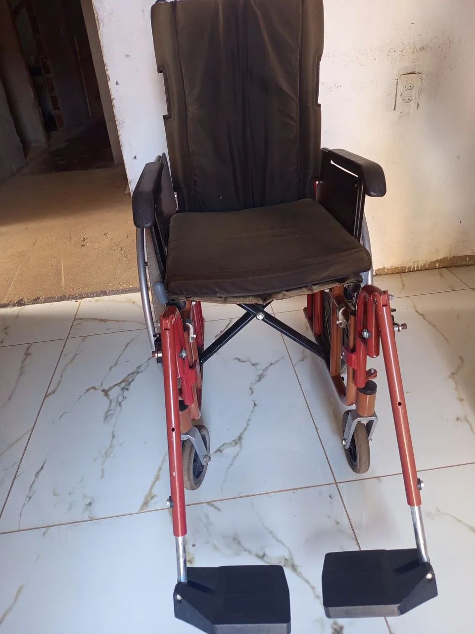 Cadeira de rodas bem flexível e em bom estado para vender logo!  - Foto 2