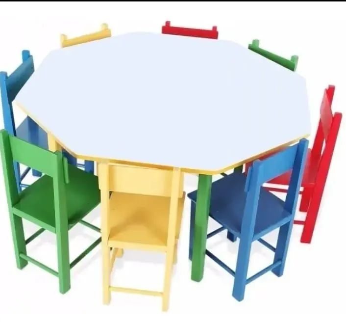 Mesa infantil com 8 cadeiras 