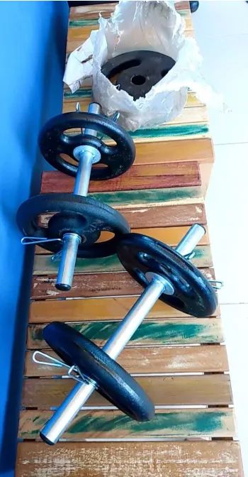 Kit Halteres Anilhas 24kg Com 2 Barras De 40cm Com Presilhas + Barra De Apoio Para Flexão - Foto 2