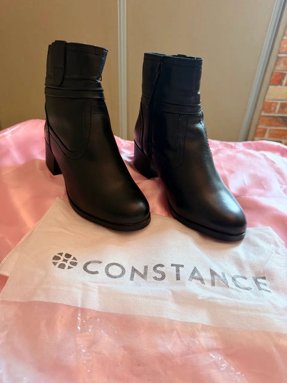 Bota Preta Constance - Salto 4cm | Confortável e Elegante - Foto 2