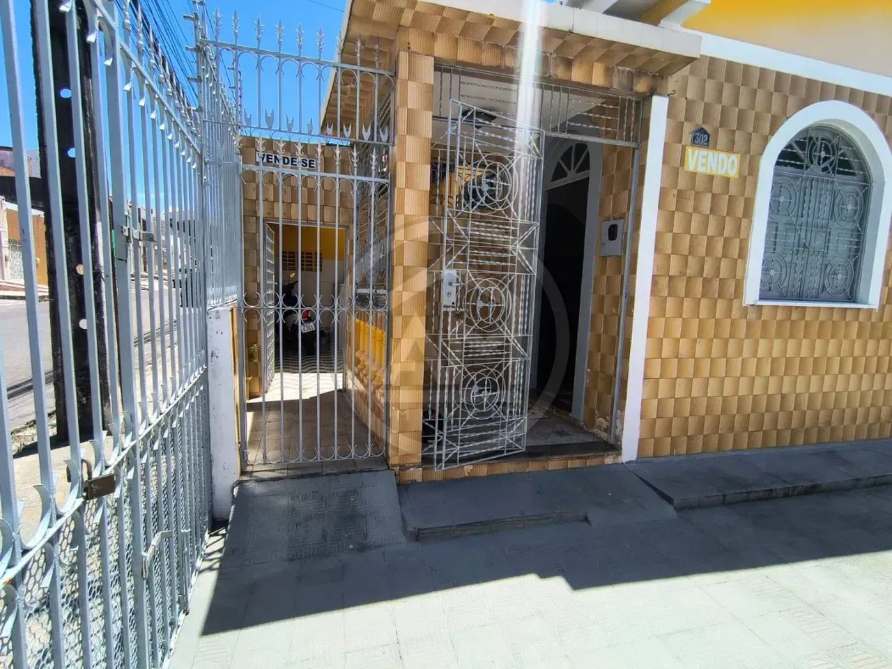 EXCELENTE CASA DE ESQUINA NO CENTRO À VENDA - Foto 3
