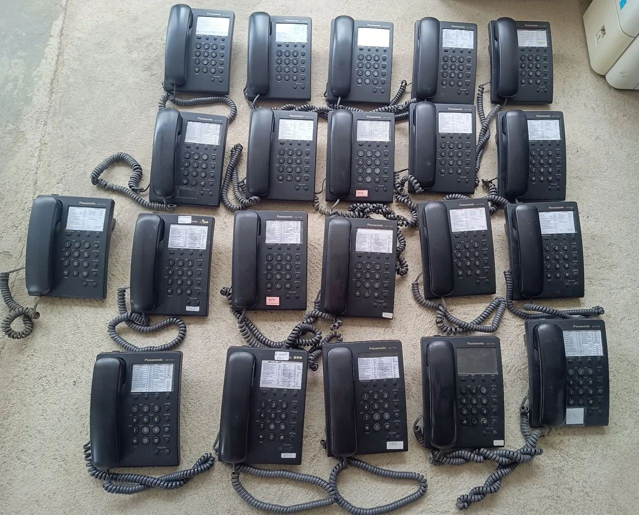 Vendo lote com 21 Aparelhos de Telefones Panasonic KX-T7701 Preto. No estado. - Foto 5