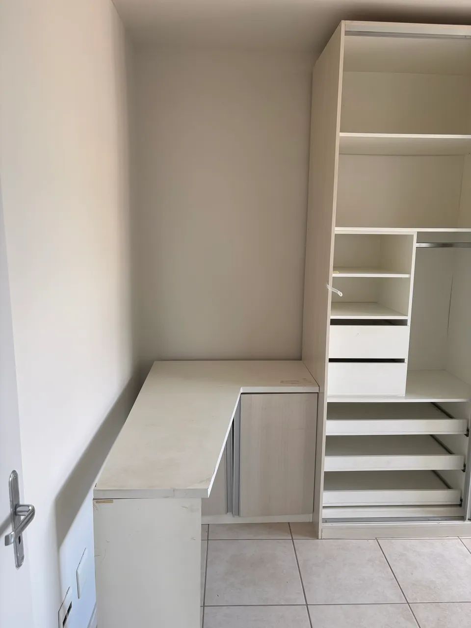 Guarda roupas + mesa de apoio - Foto 3