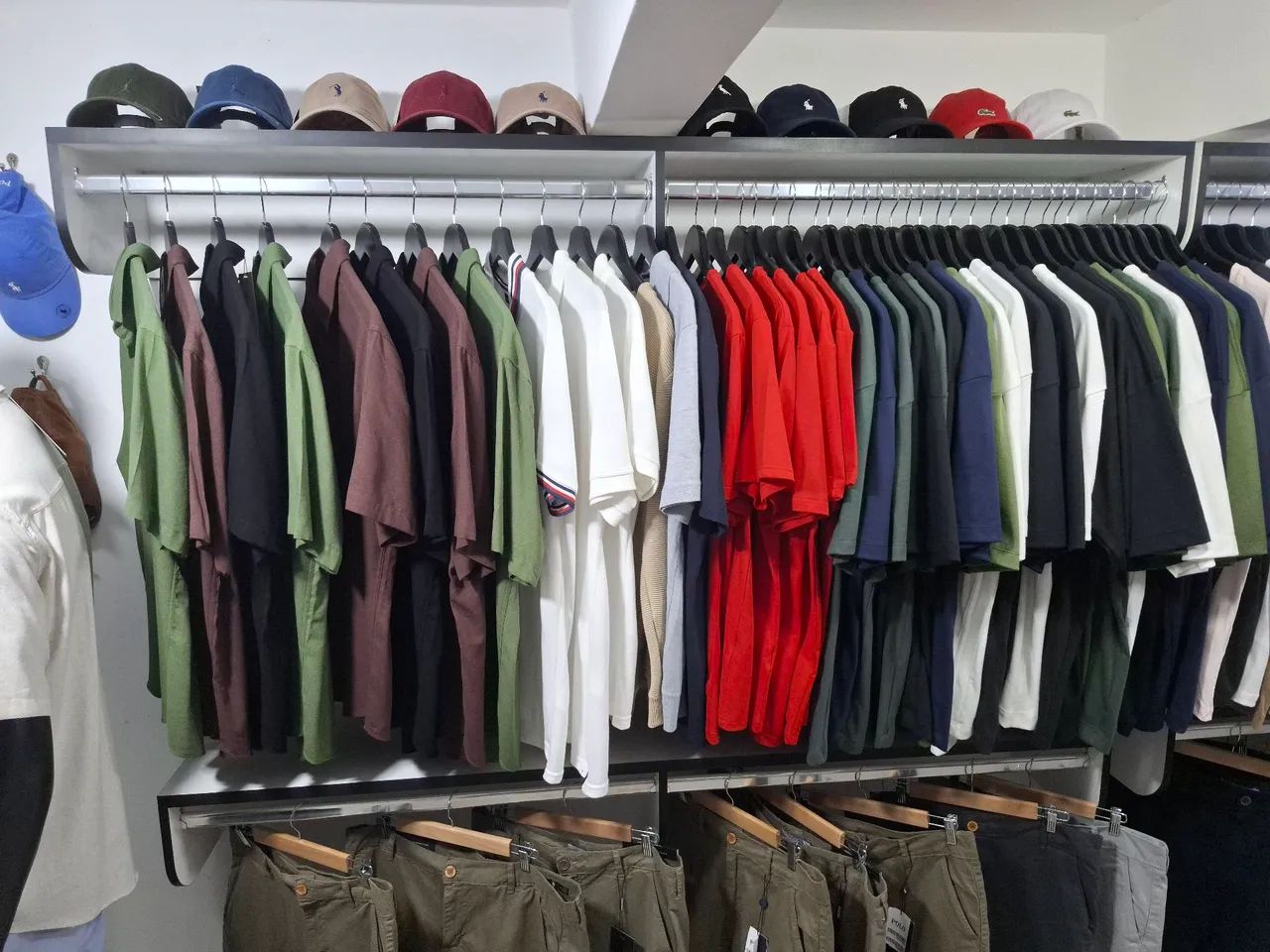 ARARAS DE ROUPAS PARA LOJA EM DF - Foto 4