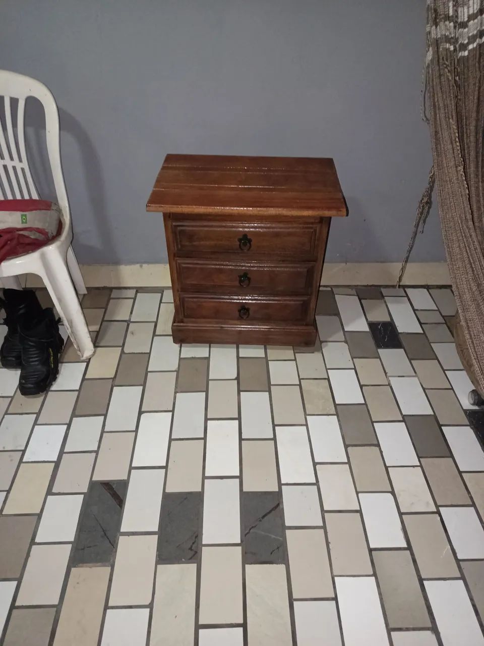 Mesinha de quarto muito elegante  - Foto 2