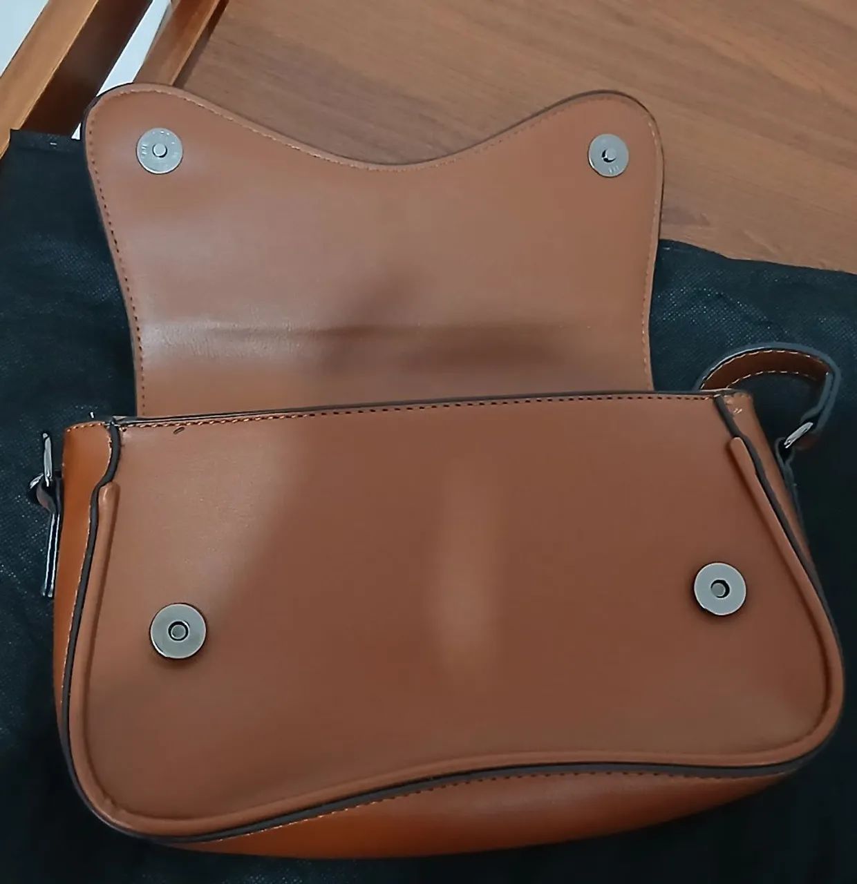 Bolsa tiracolo pequena marrom - Foto 4