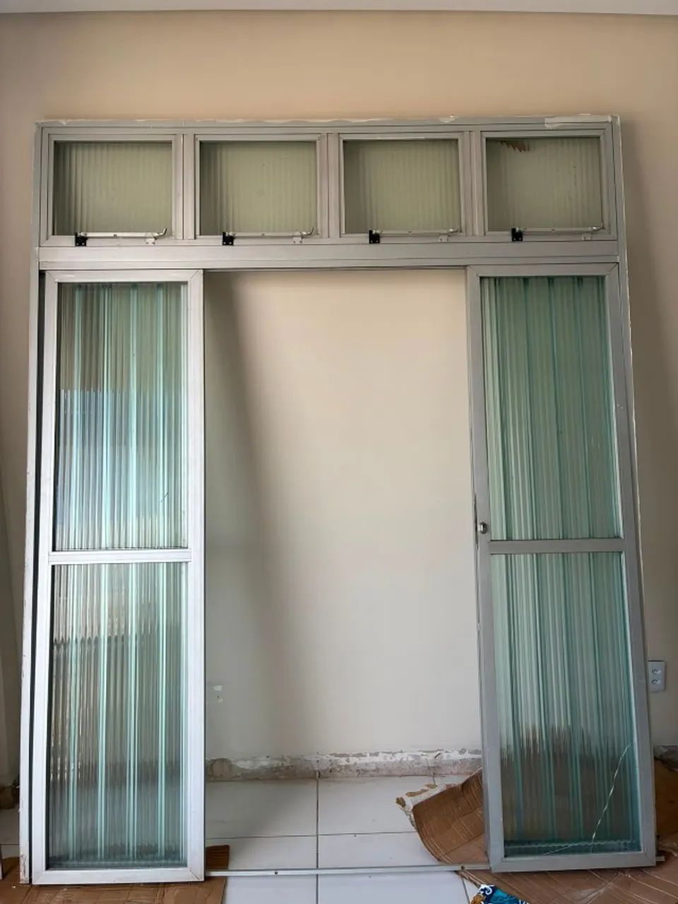 01 portas e 02 anelas de vidro e alumínio (com grades) - Foto 3