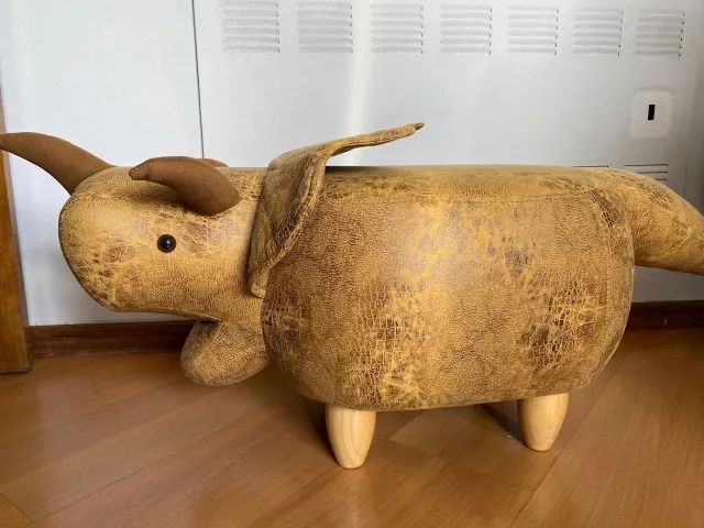 Puff Infantil Dinossauro Couro Sintético e Madeira