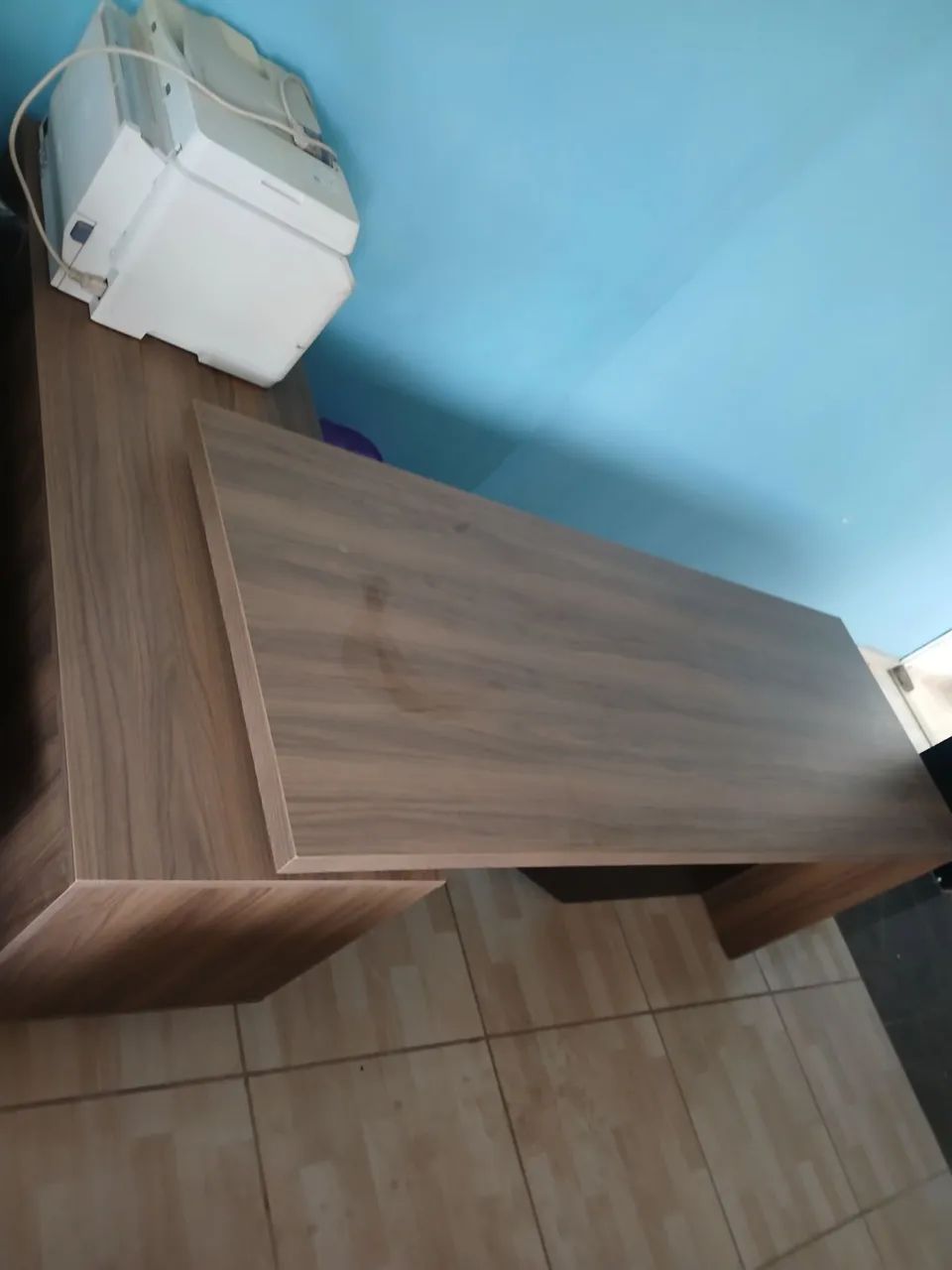 Mesa de escritório com gavetas. - Foto 2