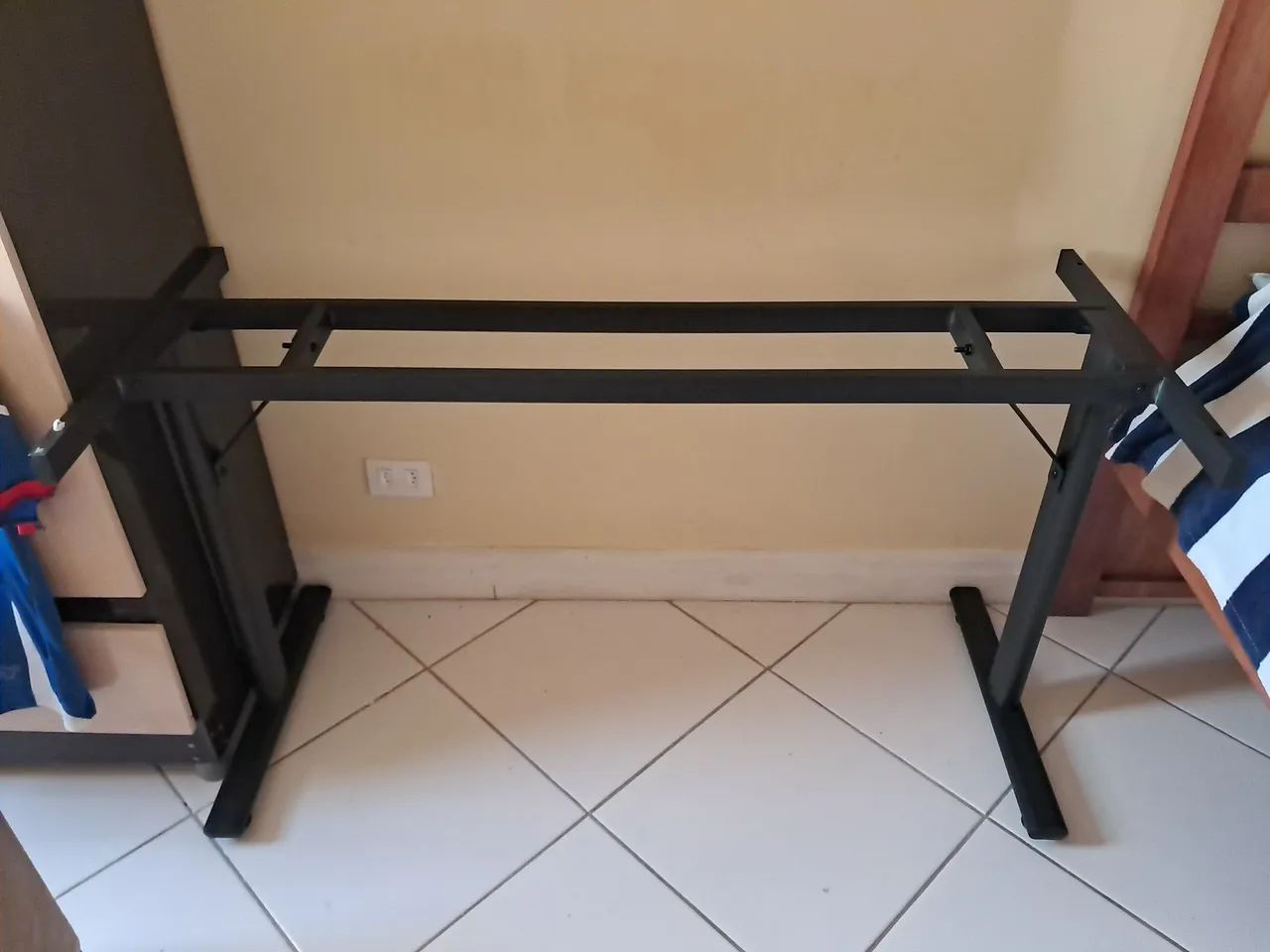 Mesa gamer 1,40 metros sem tampo ( Leia a legenda !!! ) 