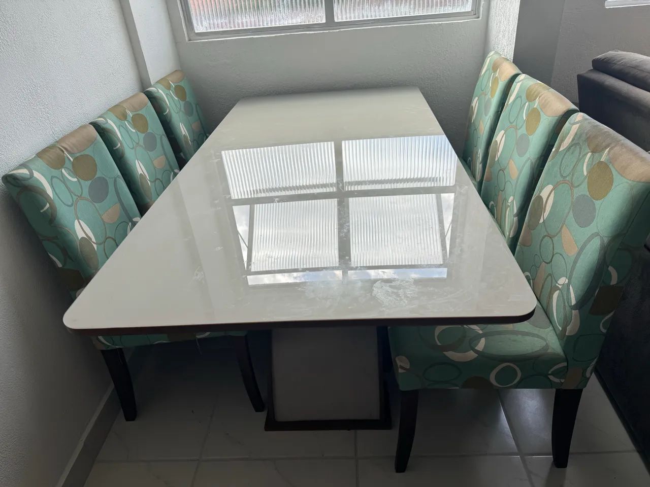 Mesa de vidro temperado com 6 cadeiras 