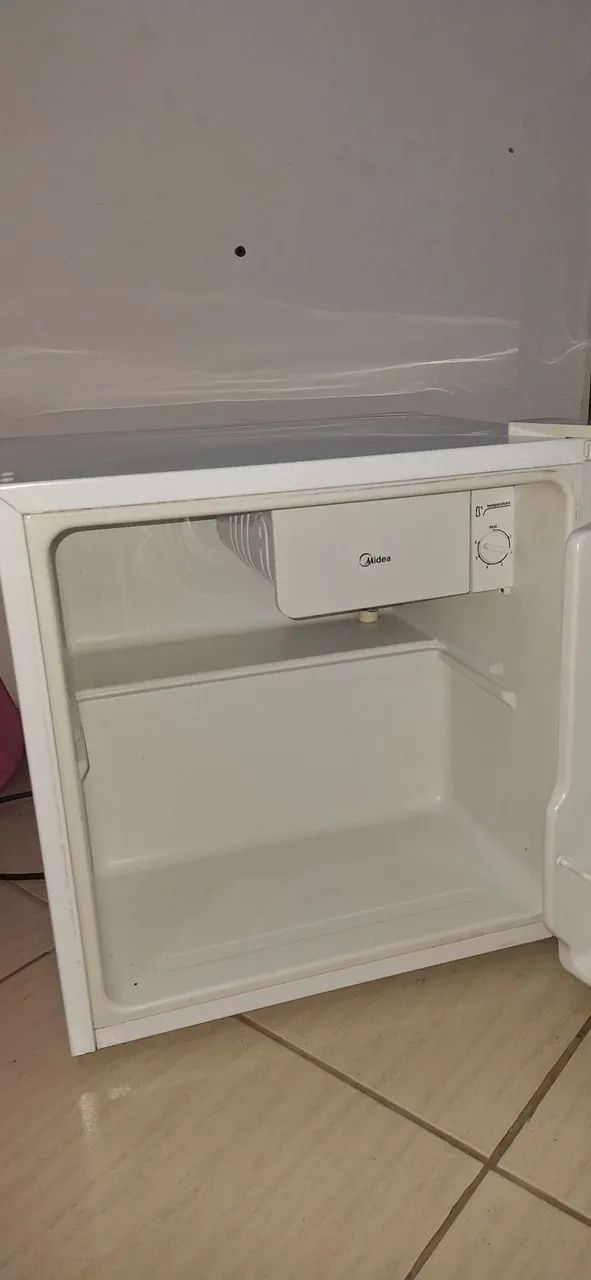 Frigobar Midea 45L MRC06B1 127V ? Funcionando perfeitamente - Foto 2