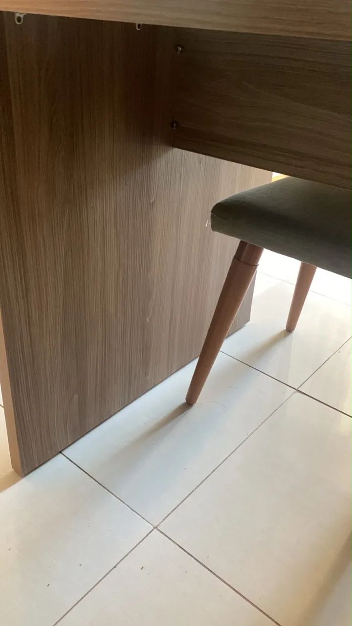 VENDO MESA COM 4 CADEIRAS - Foto 3
