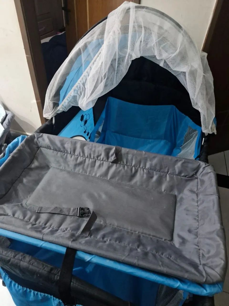 Cercado de bebê com trocador 
