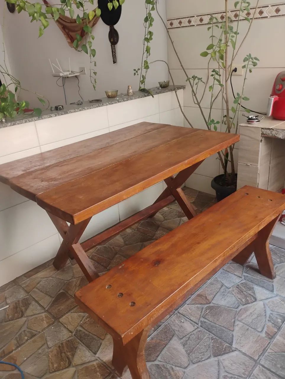 Mesa de madeira + 2 Bancos