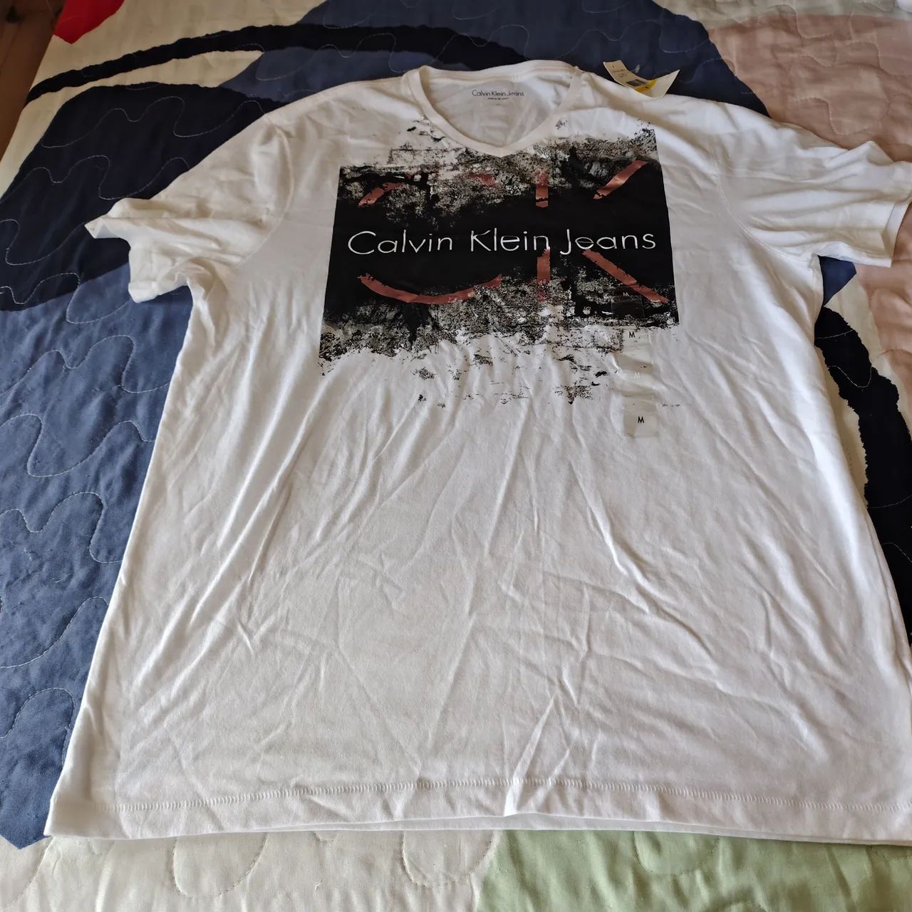 Camisa marca Calvin Klein, nova, original, importada, tamanho médio. - Foto 2