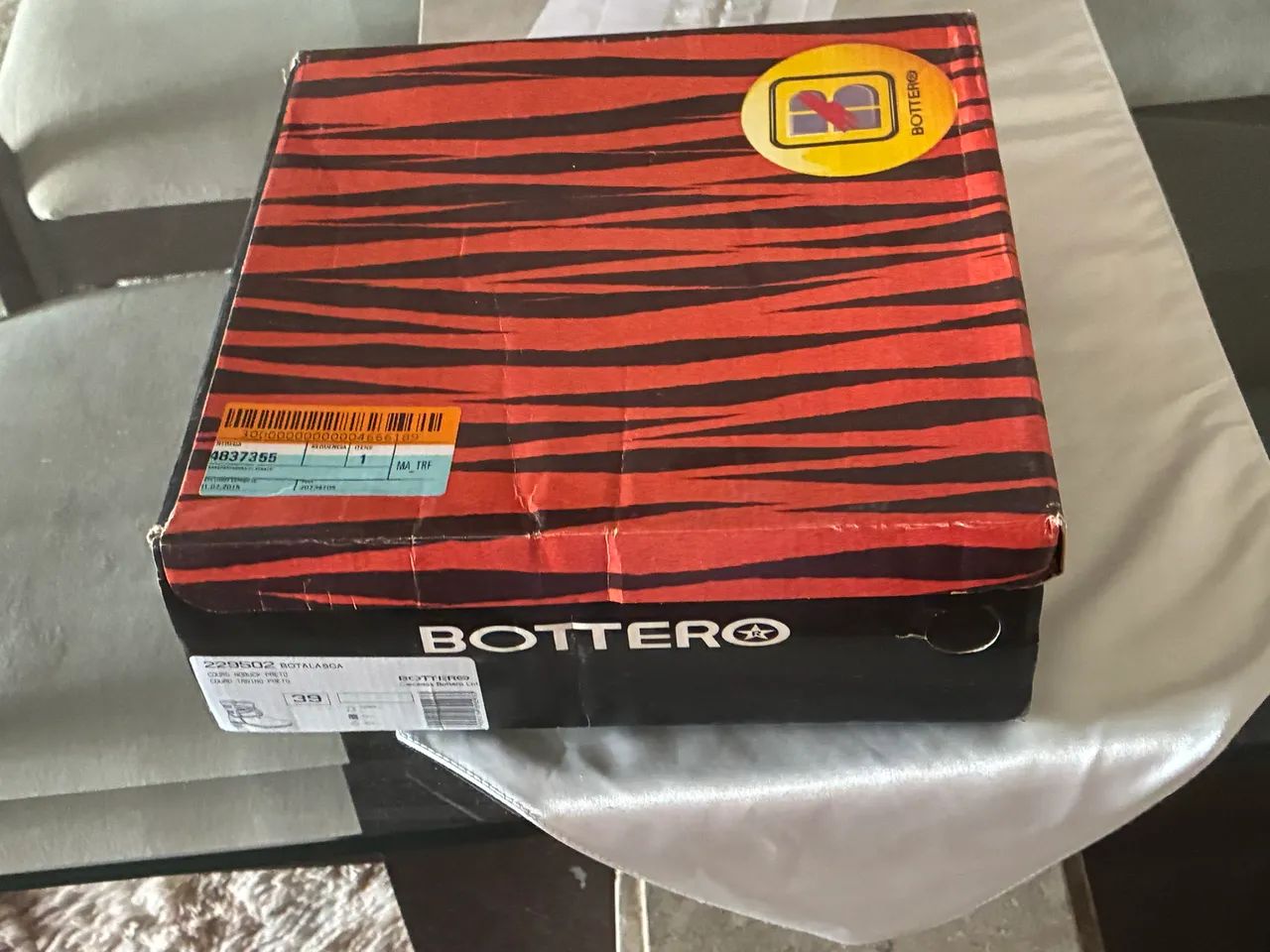 Bota cano curto, nova, numeração 39, preta - Foto 2