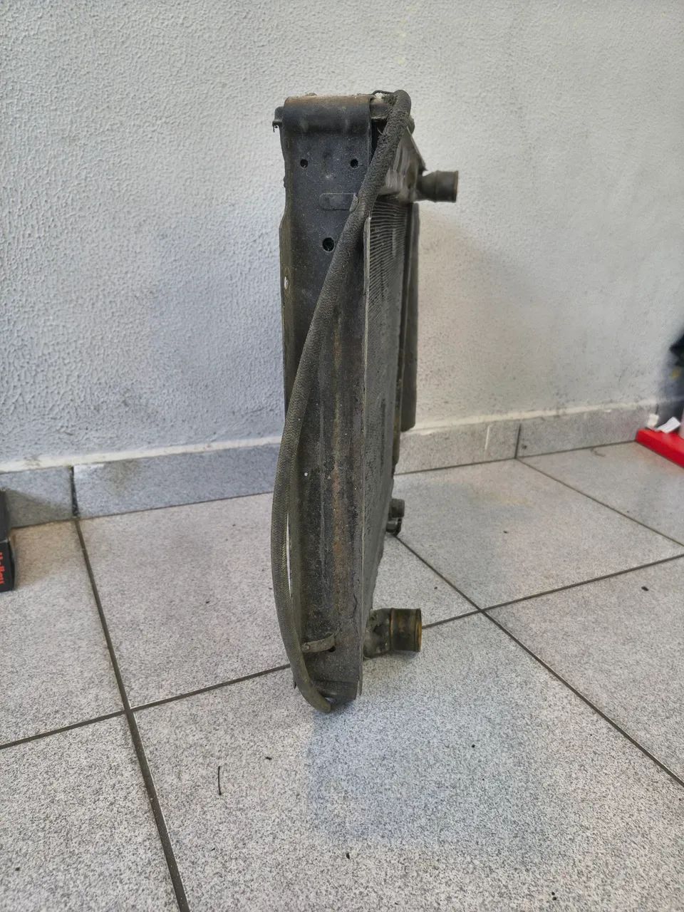 Radiador Ford F 100 usado para desocupar espaço  - Foto 3