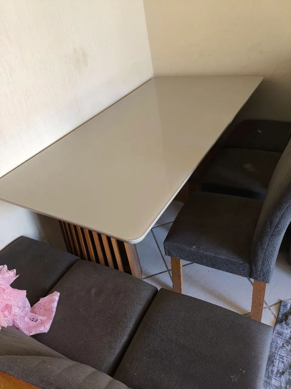 Vendo linda mesa com 6 cadeiras 