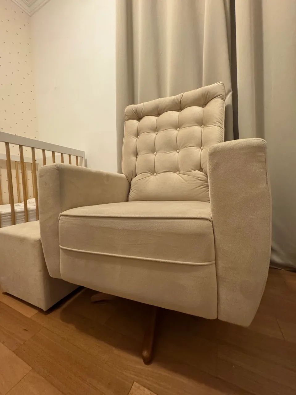 Poltrona Amamentação com Balanço e Giratória