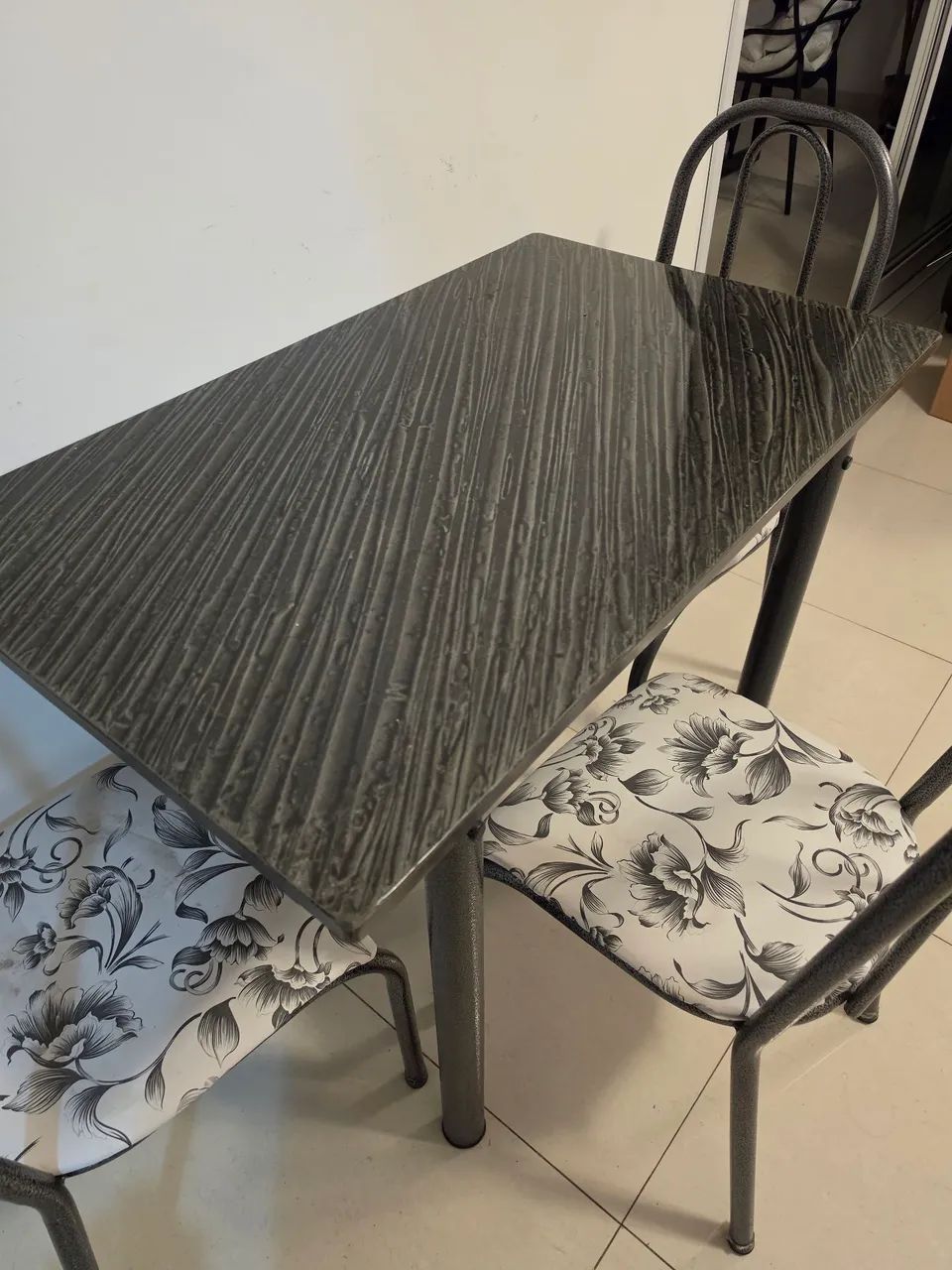 Mesa preta com 4 cadeiras - Foto 3