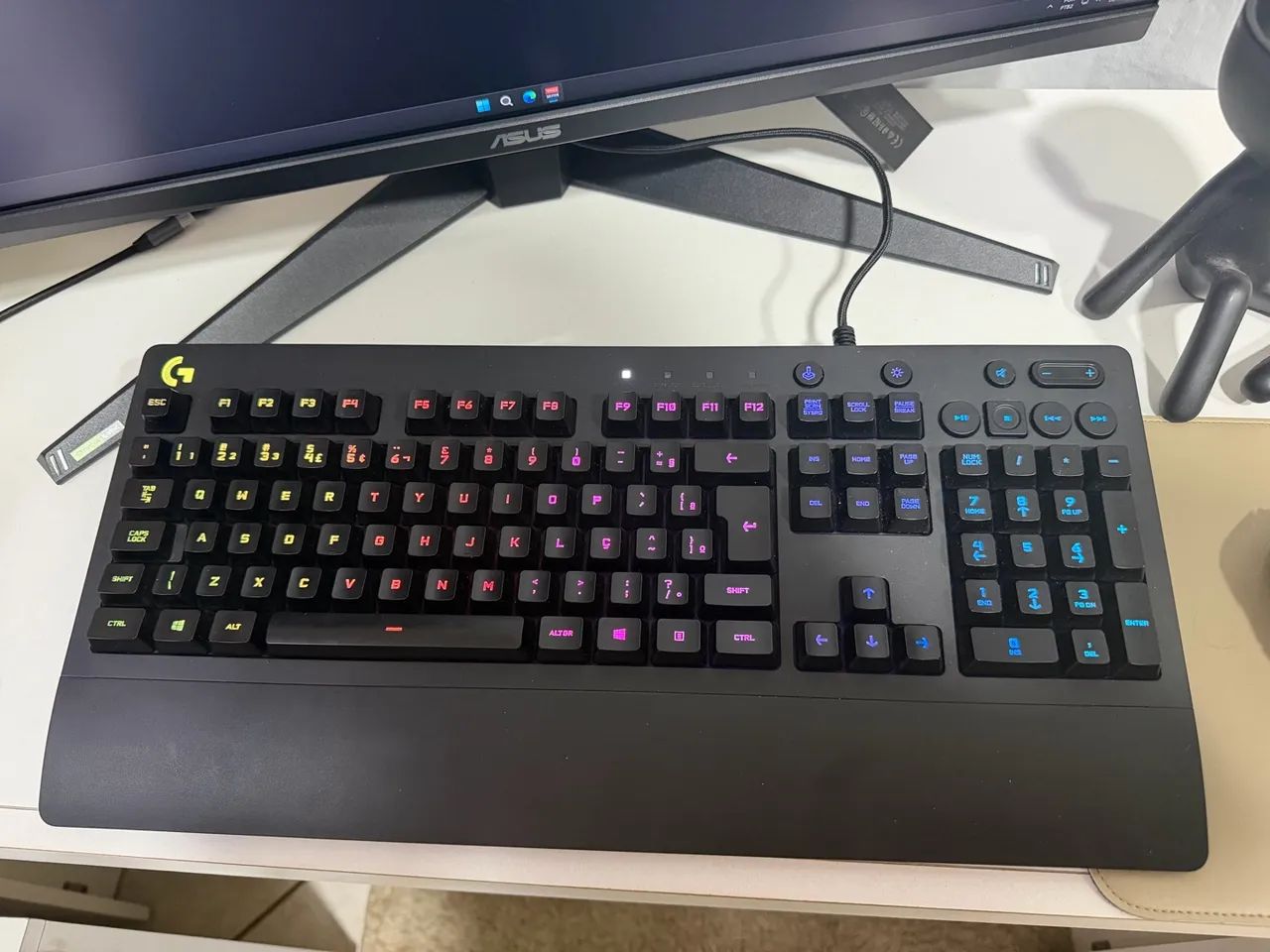 Teclado Gamer Logitech G213 Prodigy - Foto 2