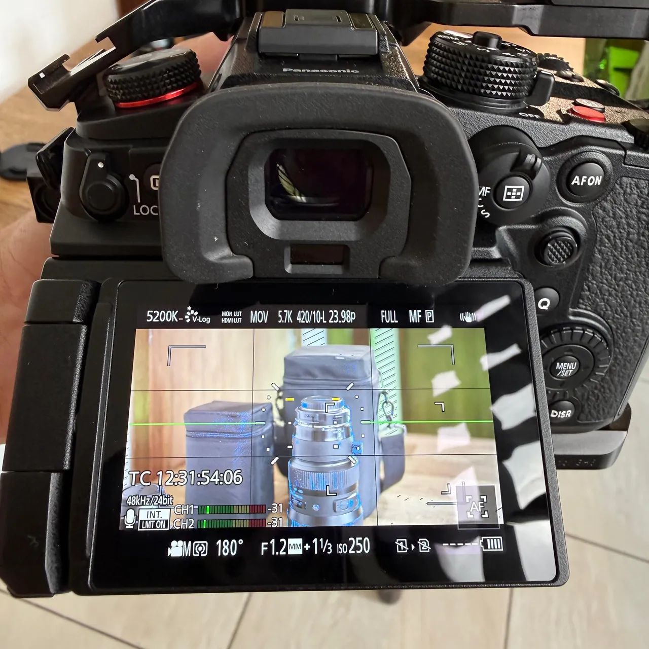 Câmera Panasonic Lumix GH6 + Lentes + Cage+ Cartão  - Foto 4