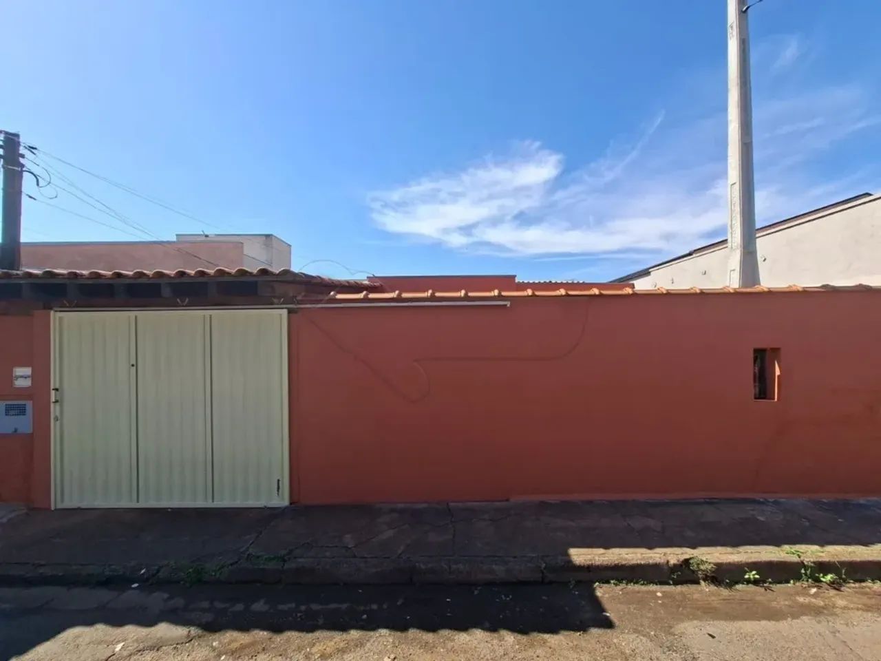 Casa residencial com 04 quartos no Jardim Morro Azul.