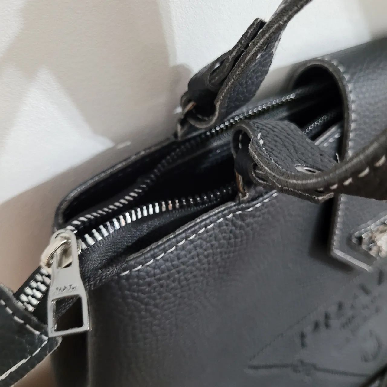 Bolsa preta prada linda e perfeita  - Foto 3