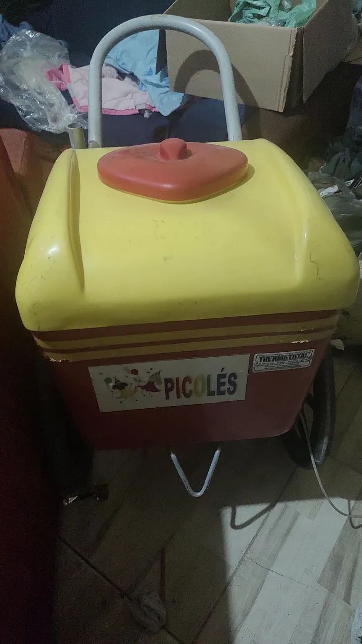 Carrinho de sorvete com as placas  - Foto 2