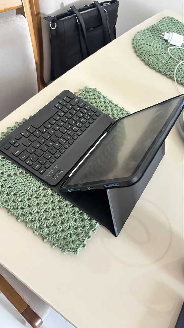 Capa com teclado iPad 10/11 - Foto 2