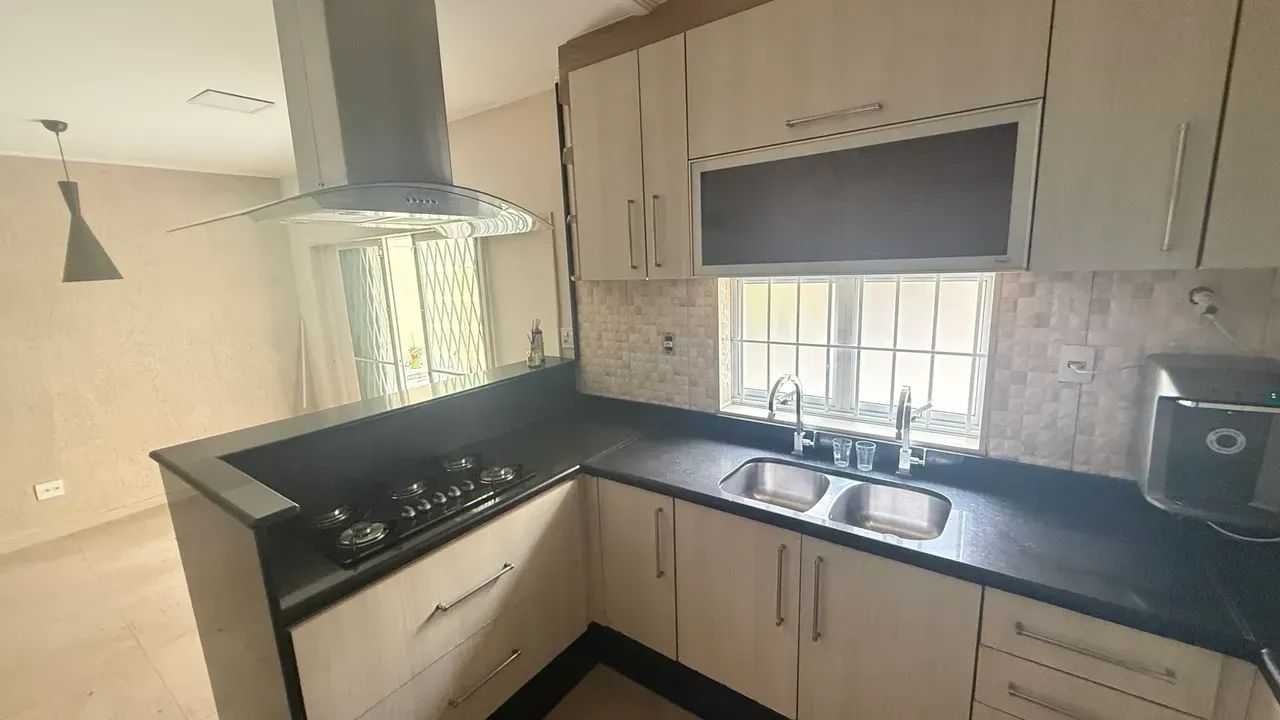 Casa para venda tem 247 metros quadrados com 4 quartos - Foto 2