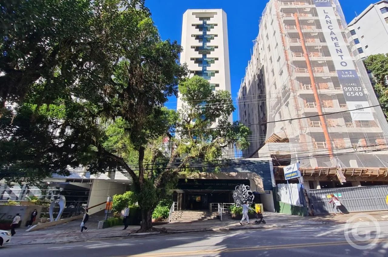 Sala comercial ampla no Centro de Florianópolis, com três vagas de garagem