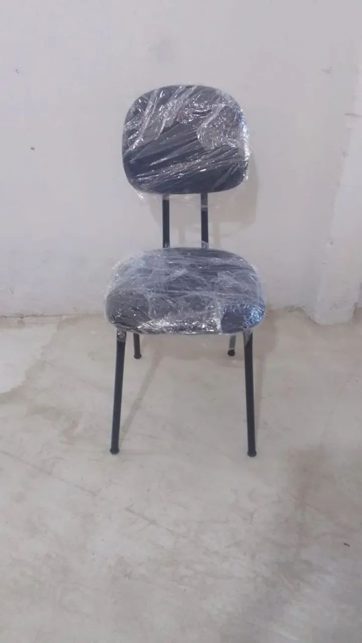 Cadeira fixa de escritório estofada- seminova - Foto 2