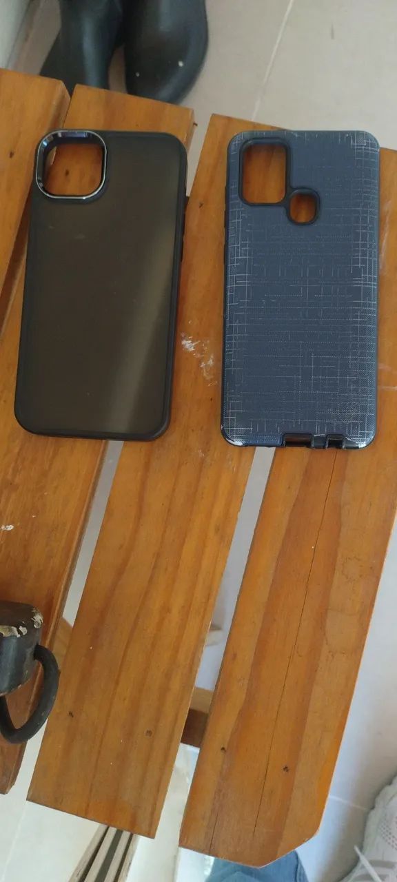 Vendo duas capas para celular alfone 13 outra galatas
